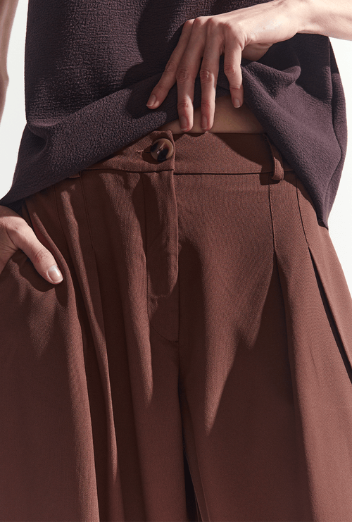 Calça Pantalona Com Pregas Crepe Patou Kashiro Marrom Cafe