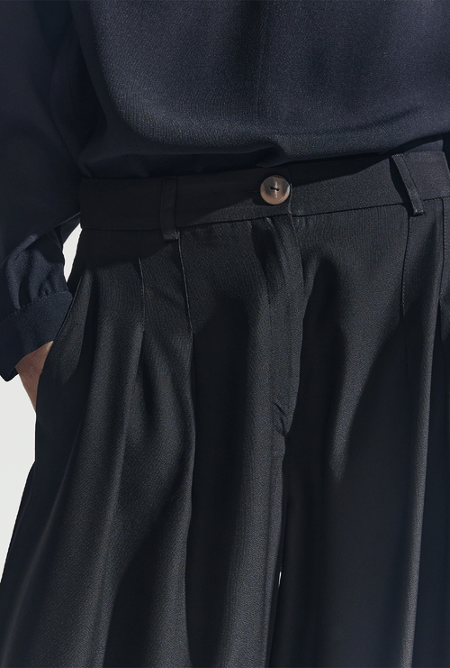 Calça Pantalona Com Pregas Crepe Patou Kashiro Preto