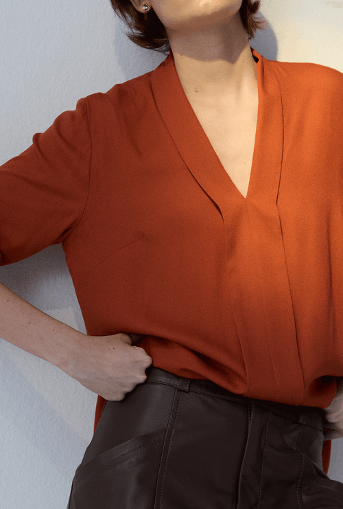Blusa Lerô Decote V Marrom Eucalipto