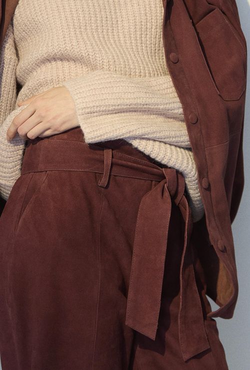 Calça Fenua em Couro Chamois Berinjela