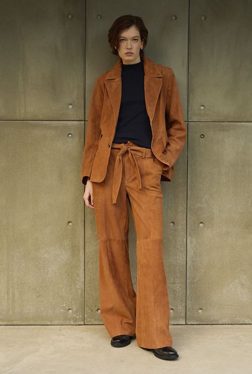 Calça Fenua em Couro Chamois Caramelo
