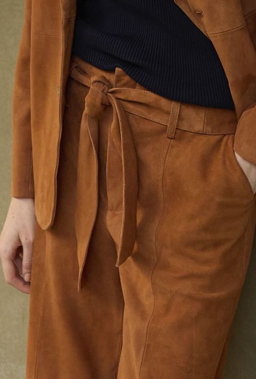 Calça Fenua em Couro Chamois Caramelo