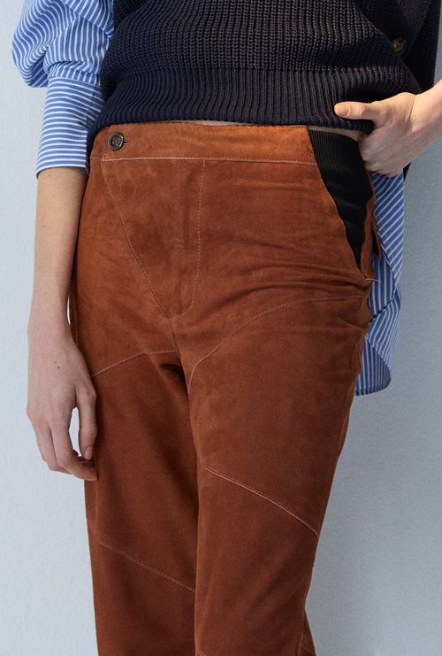Calça Gorong com Recorte em Couro Chamois Marrom Terra