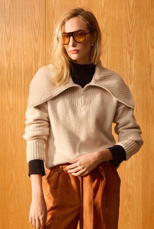 Blusa Mauricia Gola Alta com Zíper em Tricot  Areia