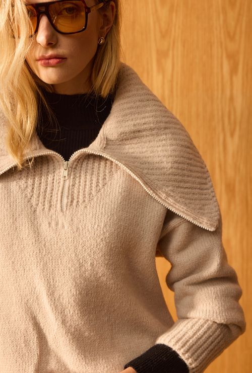 Blusa Mauricia Gola Alta com Zíper em Tricot  Areia